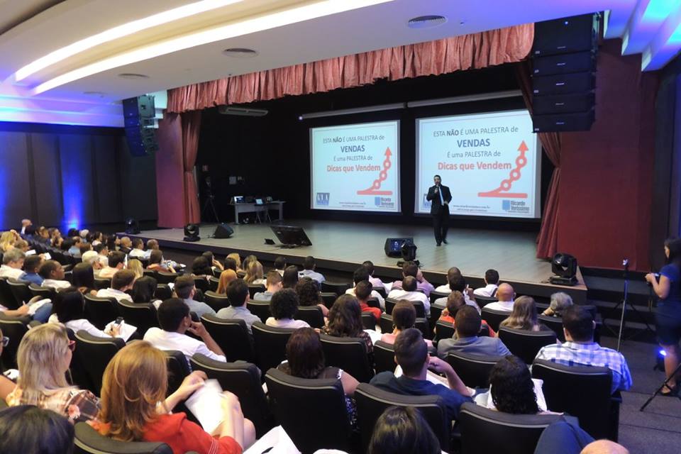 Ricardo Veríssimo em palestra corporativa de vendas