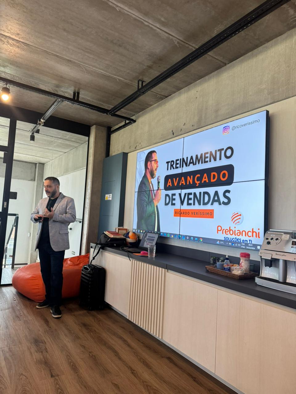 Ricardo Veríssimo em palestra sobre posicionamento comercial