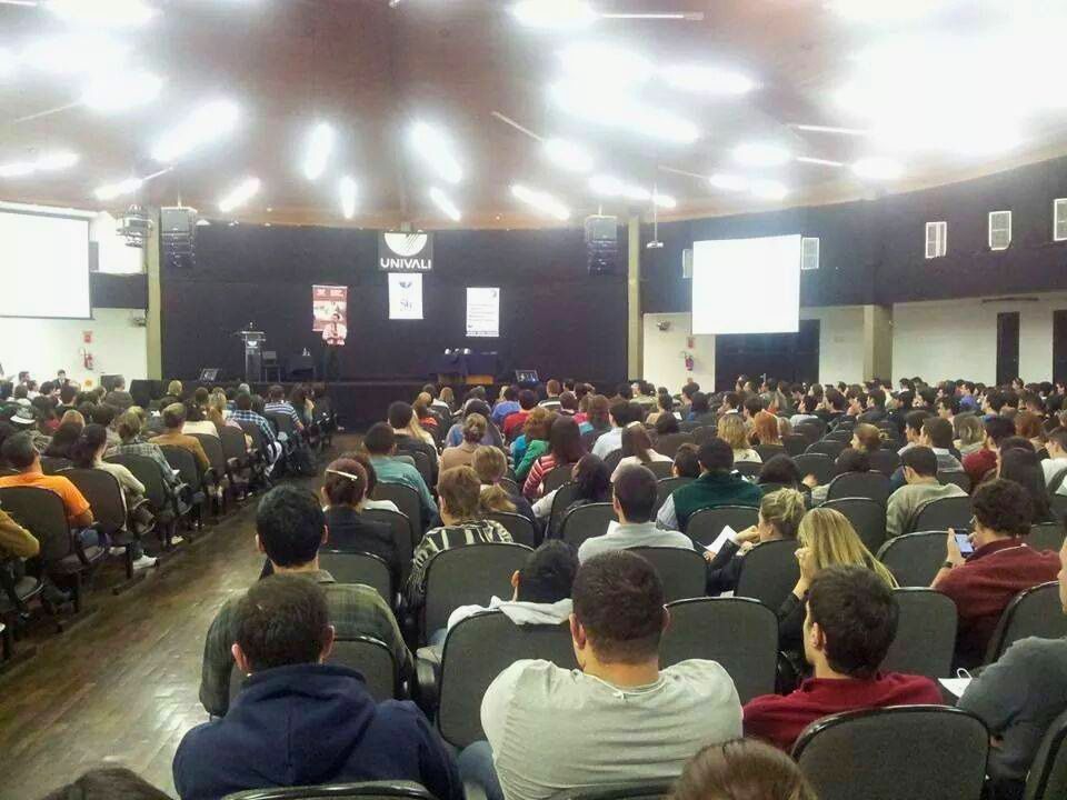 Ricardo Veríssimo conduzindo palestra sobre neurovendas