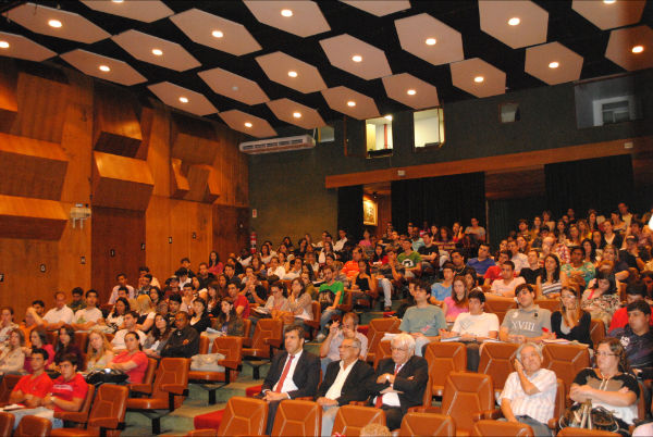 Ricardo Veríssimo em palestra sobre mudança no comportamento do cliente