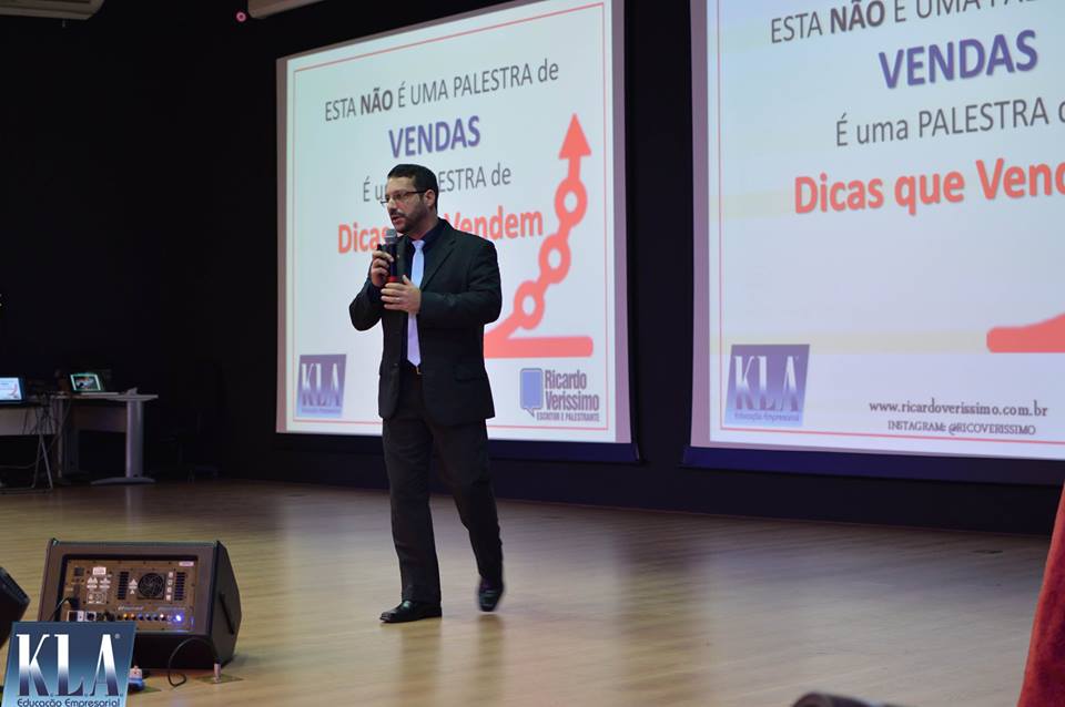 Ricardo Veríssimo em treinamento comercial sobre vendas e atendimento