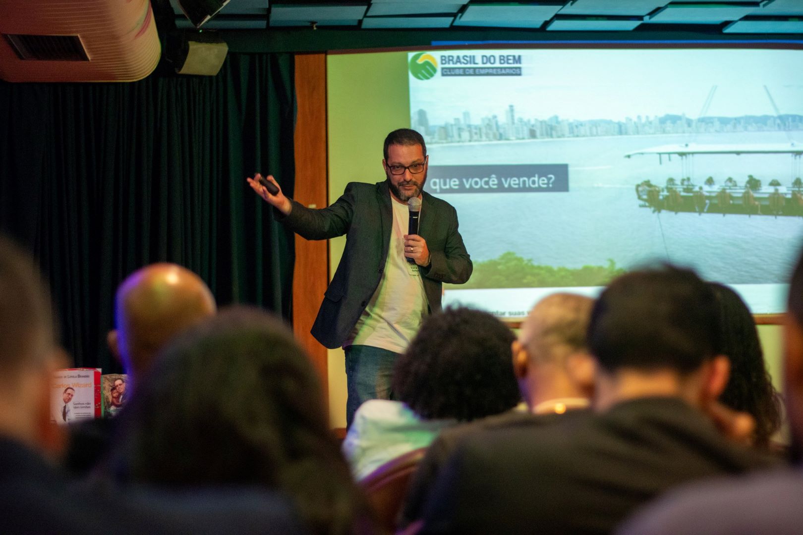 Ricardo Veríssimo em apresentação corporativa