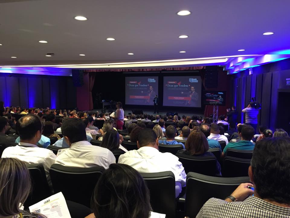 Ricardo Veríssimo apresentando conteúdo sobre inteligência artificial e vendas