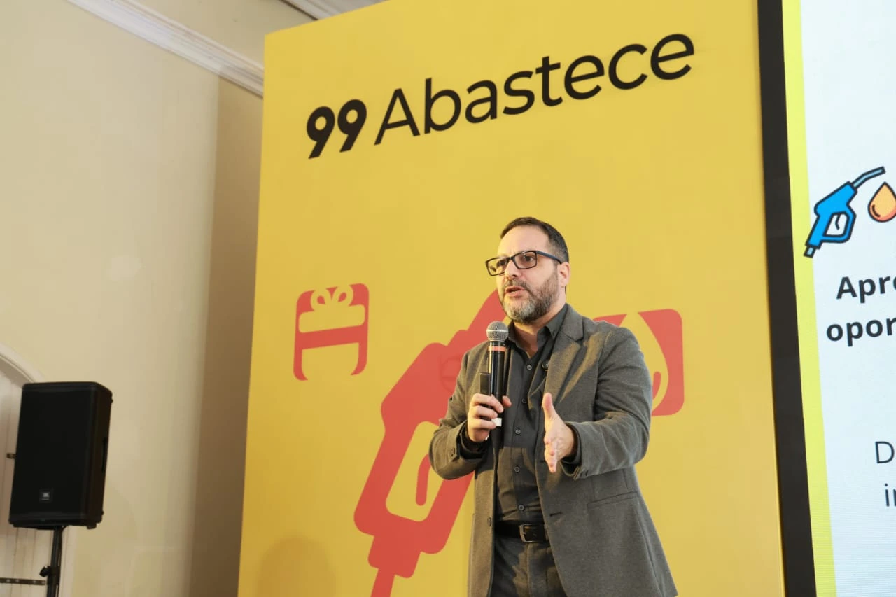 Ricardo Veríssimo no palco do encontro da 99Abastece