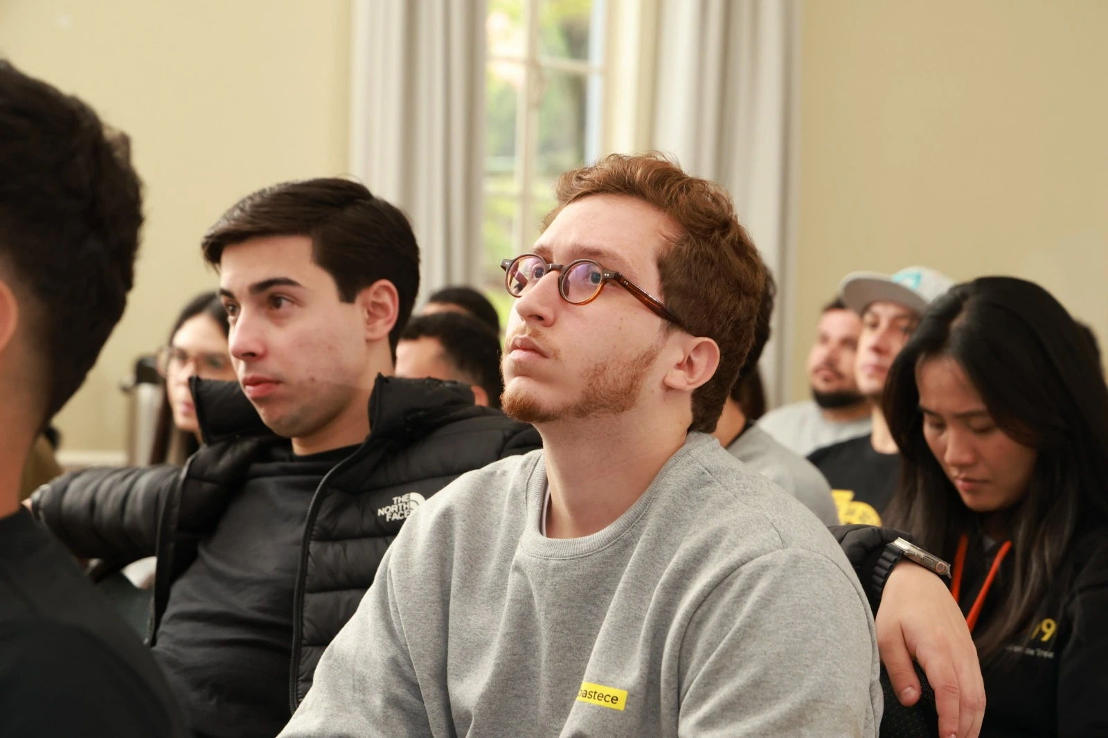 Participantes acompanham a palestra de vendas com IA