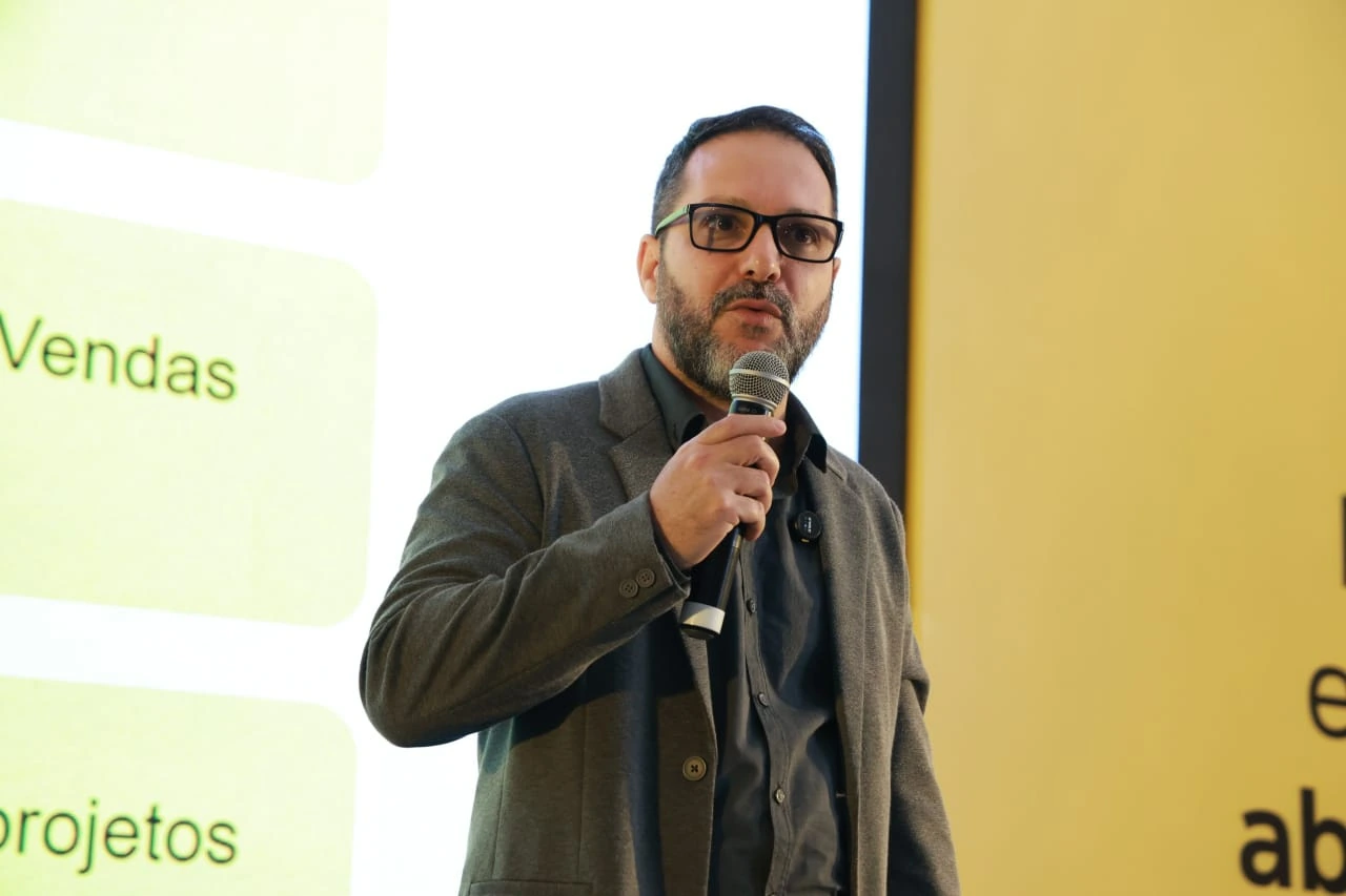Ricardo Veríssimo apresenta o conteúdo à equipe comercial