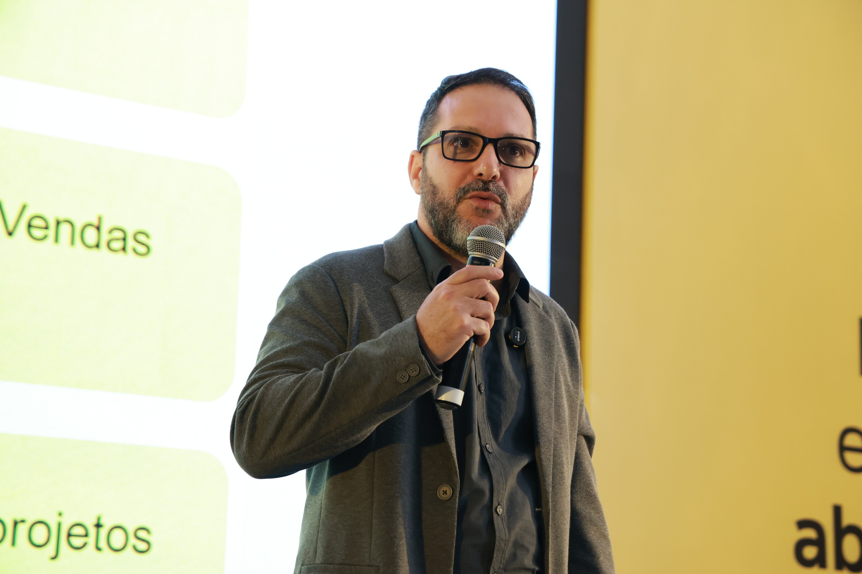Ricardo Veríssimo palestrando em evento corporativo sobre vendas e liderança