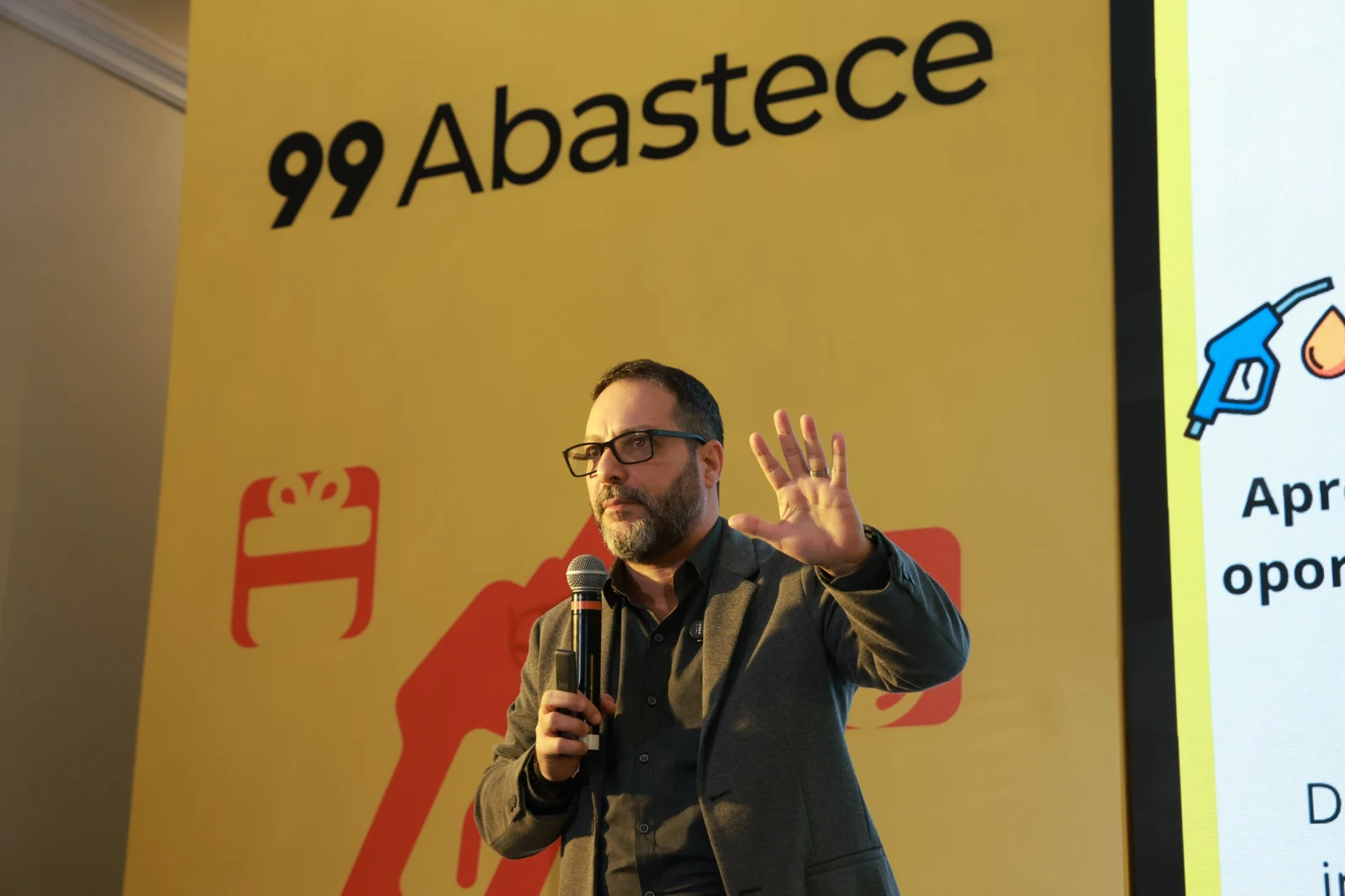 Ricardo Veríssimo palestrando em evento corporativo sobre vendas e liderança
